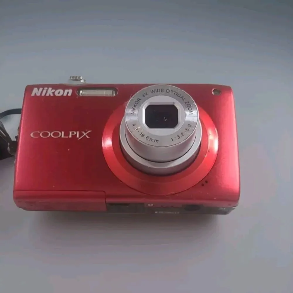 Nikon COOLPIX S205 12.0MP Digital Camera - Red